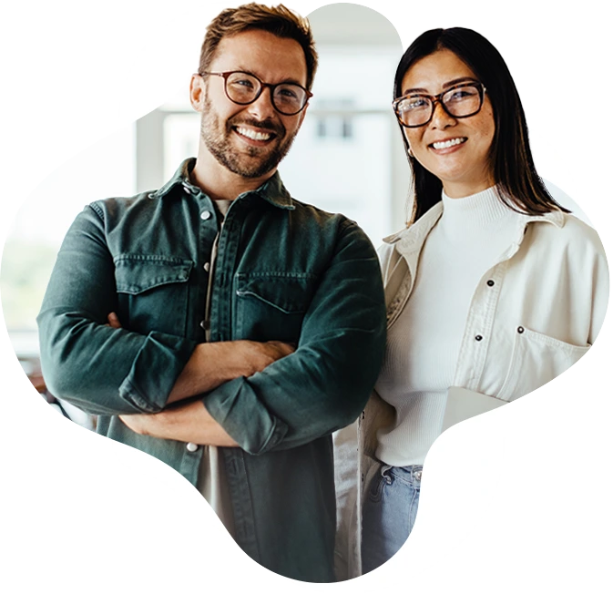 homem e mulher sorrindo em ambiente de trabalho
